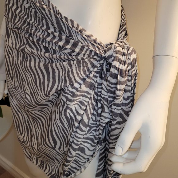 Dippin Daisys Nomad Sarong. White and grey animal print. Size L. NWT - Picture 2 of 6